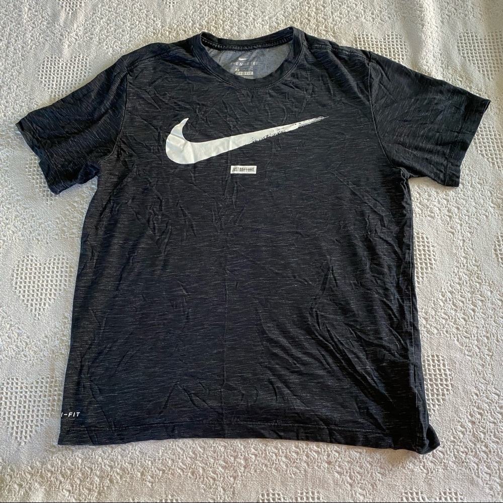 🍓Nike Tee (M)